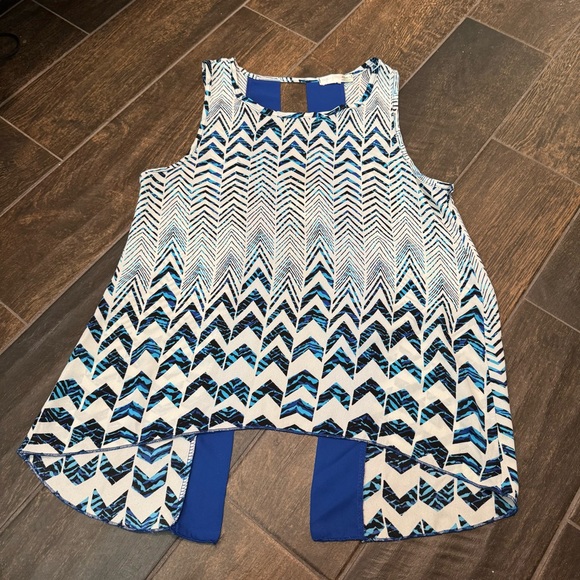 EUC A’Gaci Open Back Hi-Lo Chevron Sleeveless Top - Picture 1 of 10